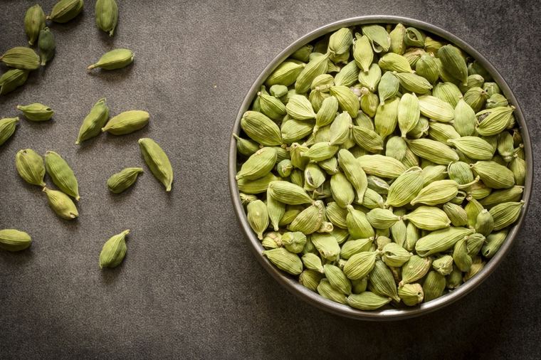 Whole green cardamom capsules